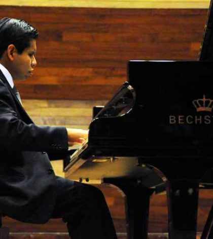 Alumno con ceguera interpreta a Bach y se gradúa de la UNAM