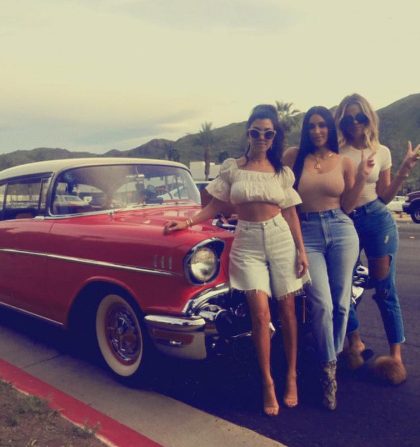 Las hermanas Kardashian toman el auto clásico y salen a carretera