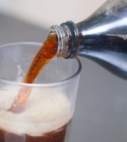 Limpiar un inodoro con refresco de cola genera más bacterias: Zolvers