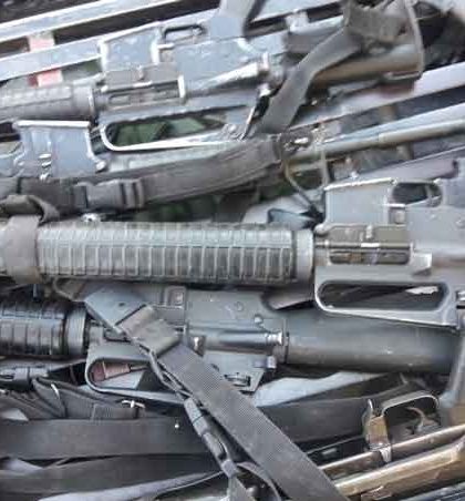 Decomisan armas a integrantes de célula delictiva en Michoacán