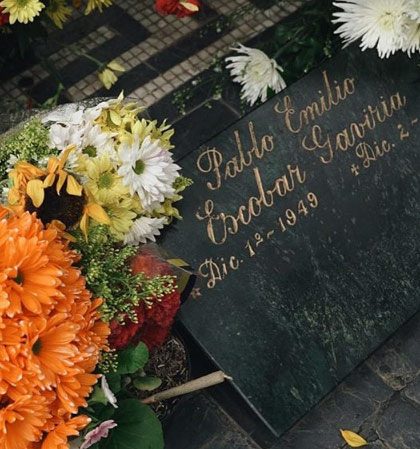 El rapero Wiz Khalifa le lleva flores a Pablo Escobar