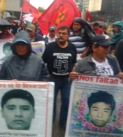 Marcha por los 43 normalistas se dirige al Hemiciclo a Juárez