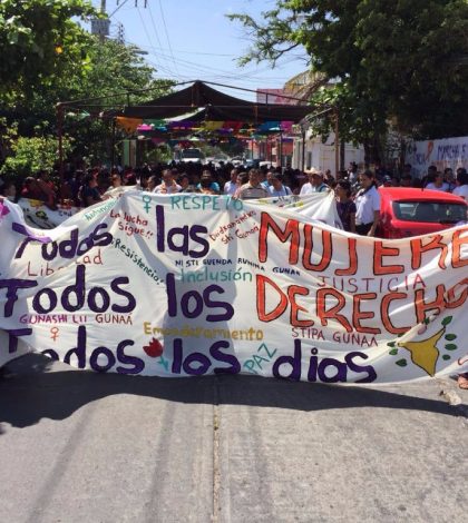 Marchan por los derechos de las mujeres en Guerrero y Oaxaca