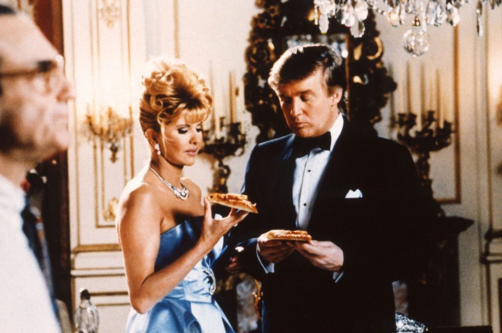 Trump en un anuncio de Pizza Hut junto a su primera esposa, Ivana.