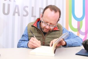Alejandro P+aez Varrela firmo sus libros