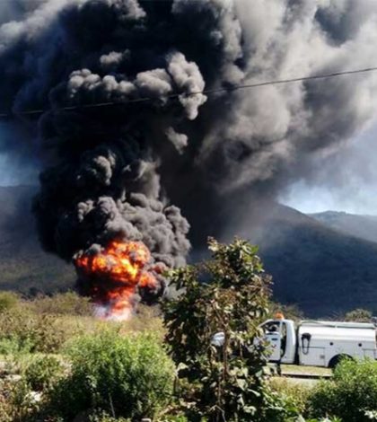Arde ducto de Pemex sobre la carretera Veracruz-México