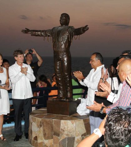 Develan estatua de Juan Gabriel en el balneario de Acapulco
