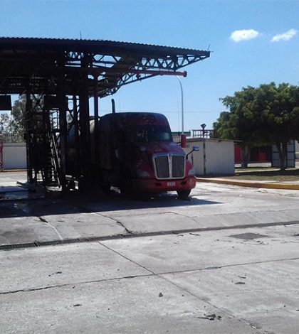 Suman 7 muertos por explosión  en planta de Pemex Salamanca