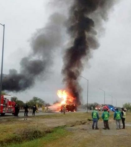 Se vuelca e incendia pipa en Nuevo León; transportaba combustible robado