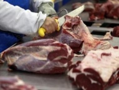 Alerta sanitaria por adulteración de carne de res en Brasil