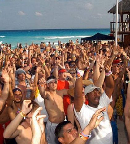 ‘Spring breakers’ cantan gritos a favor del muro, en Cancún