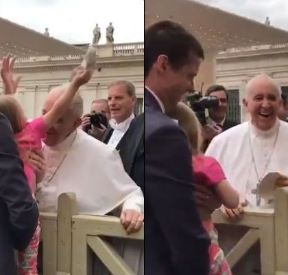 Una niña de 3 años le «roba» el gorro al Papa Francisco