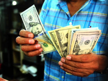 Dólar baja; se vende en 19.09 pesos en bancos capitalinos