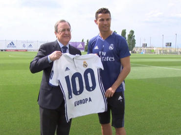 Cristiano recibe camiseta por 100 goles en Champions