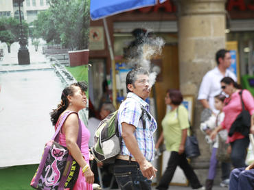 Exposición al sol y humo de tabaco producen resequedad ocular