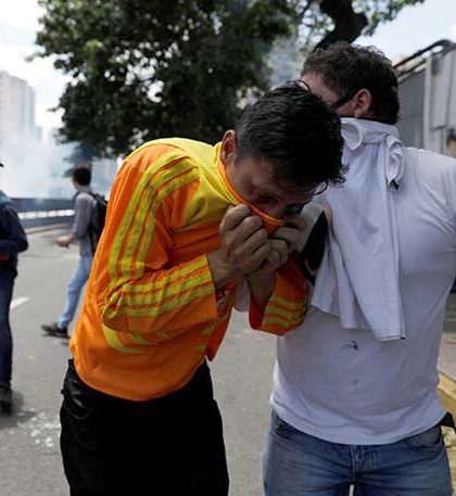 Más violencia en Venezuela; policía vuelve a reprimir marcha opositora