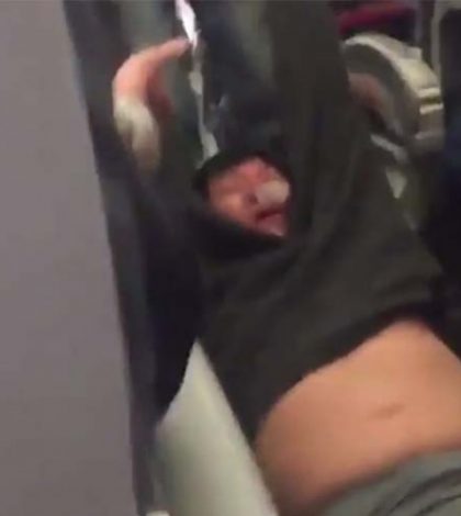 United Airlines sobrevendió un vuelo y sacó arrastrando a un pasajero