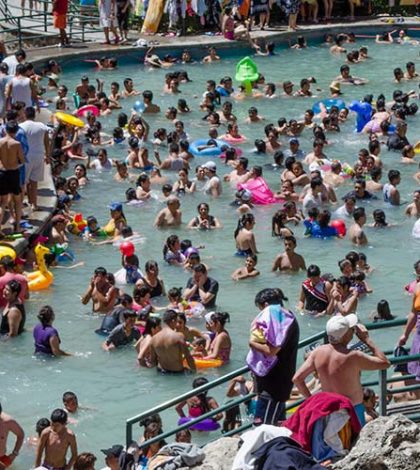 Turistas abarrotan balnearios y parques acuáticos de Hidalgo