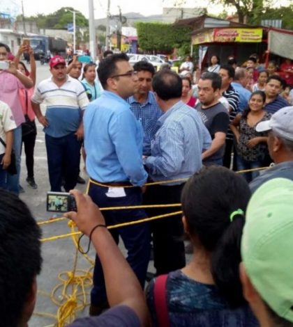 Padres amarran a 2 funcionarios de Hidalgo por robo en escuela