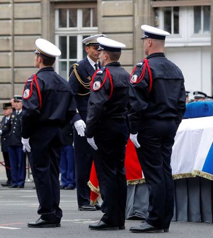 Le Pen y Macron homenajean a policía asesinado en Campos Elíseos