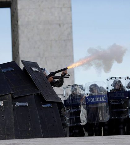 Policías lanzan gas lacrimógeno contra indígenas en Brasil