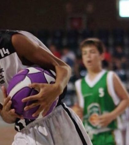 Carlos López, un basquetbolista triqui de 11 años, logra su primer título en Europa