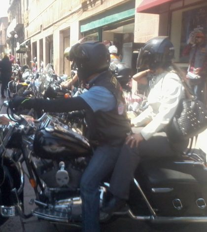 Un peligro conducir en motocicleta en la capital