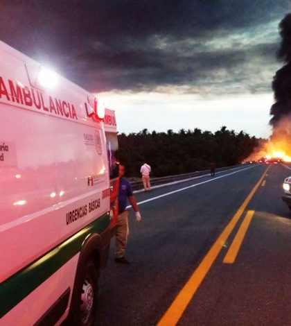 Choca pipa con autobús y deja 8 heridos en la carretera Siglo XXI