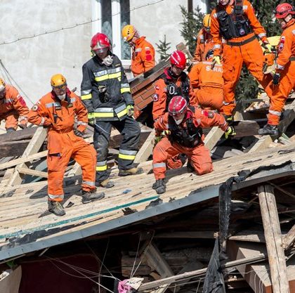 Colapsa edificio en Polonia; hay al menos cinco muertos