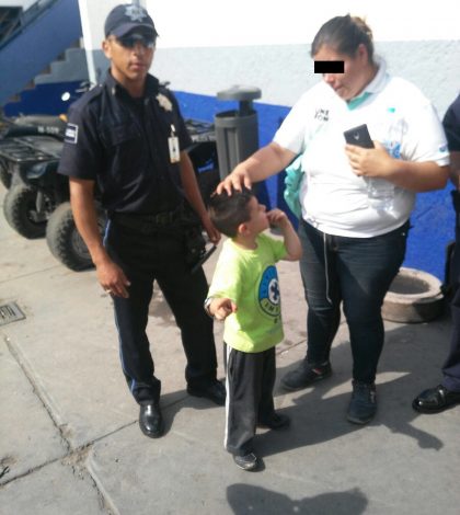 Policías municipales encuentran a niño extraviado