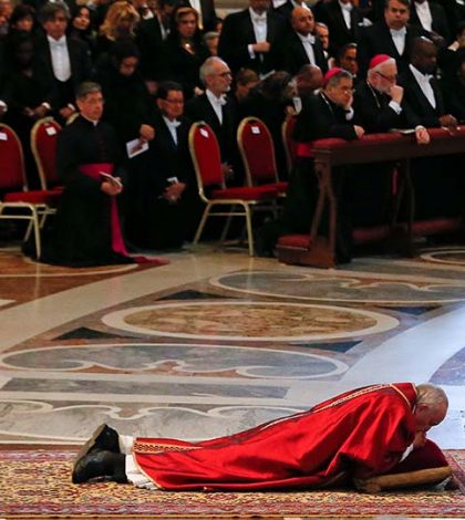 El Papa encabeza celebración del Viernes Santo en el Vaticano
