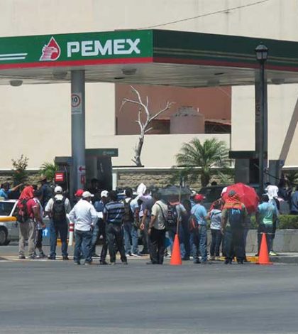La CNTE toma gasolineras y regala combustible en Chiapas