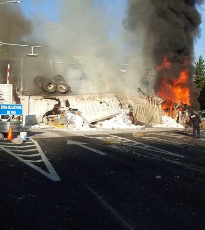 Vuelca tráiler y se incendia en la autopista México-Toluca
