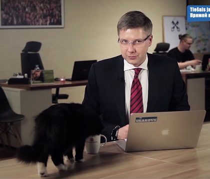 El alcalde de Riga es interrumpido… por su gato