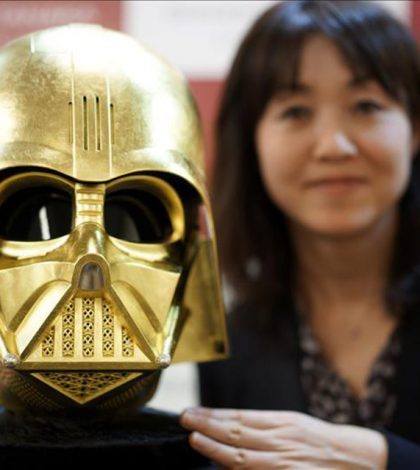 Casco de oro de Darth Vader se  vende por 1,3 millones de euros