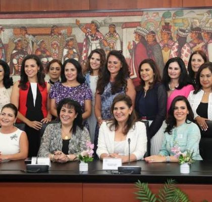 Dialogan senadoras con el grupo “Encuentro Mujeres y un Personaje”