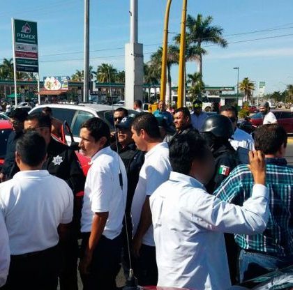 Se enfrentan taxistas y conductores de Uber en Mazatlán