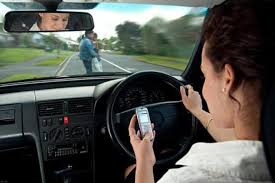 Sería delito uso de celulares al conducir