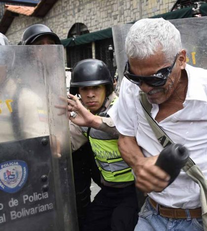 Policías dispersan gas pimienta en marcha de ancianos en Caracas