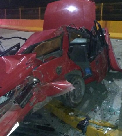 Fatal accidente; auto se impacta contra puente Pemex y queda destrozado (FOTOGALERÍA)