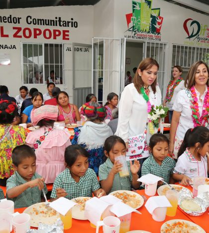 Inaugura DIF estatal dos comedores  comunitarios en localidades de Aquismón
