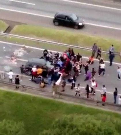 Arrolla a manifestantes porque le urgía llegar con su abuela enferma