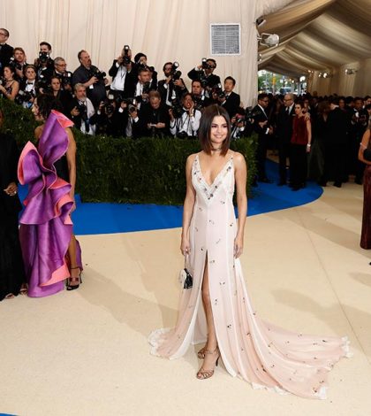 Selena Gomez se encuentra con Bella Hadid en la gala del Met