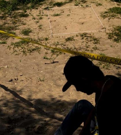 Analizan restos de 6 personas halladas en fosas de Tihuatlán