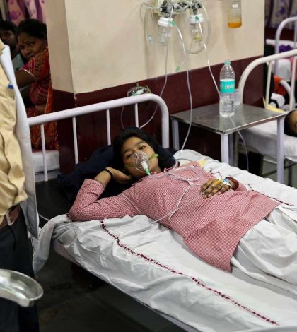 Fuga de gas tóxico en Nueva Delhi; 310 niñas hospitalizadas