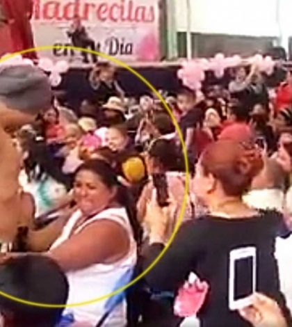 Con ‘strippers’ edil poblano festeja a mamás… frente a niños