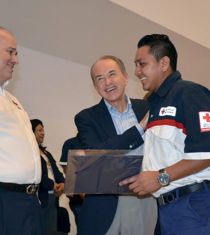 Dotan de equipo, ambulancias y ayuda  humanitaria a Delegaciones de la Cruz Roja