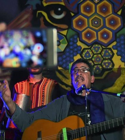 ‘Cantante de las FARC’ brinda concierto en bar de Bogotá