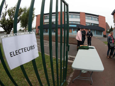 Abren los colegios electorales en Francia