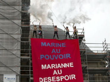 Activistas de Femen despliegan un cartel contra Le Pen